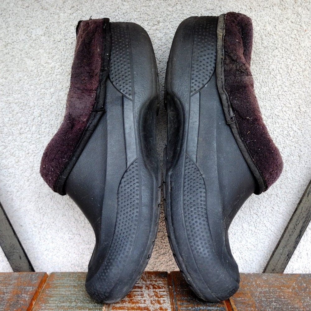 Croc Fleece-Lined Cozy Clogs - image 2